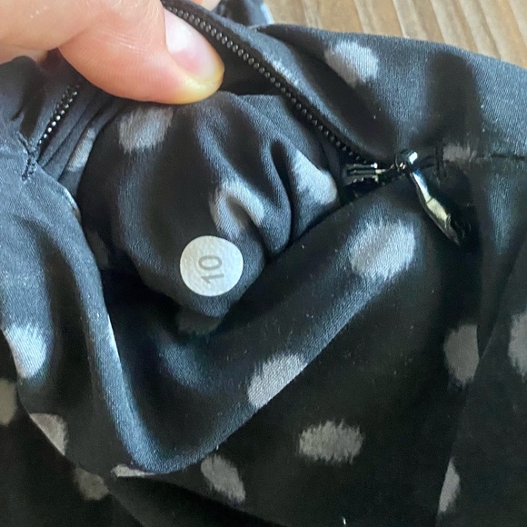 EUC Lululemon reversible size 10 shorts - Picture 3 of 7